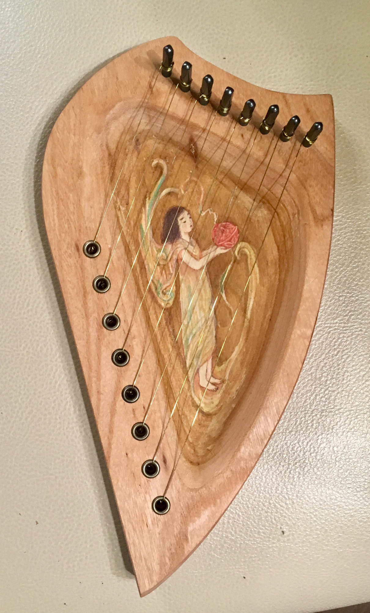 花を持った天使が描かれた小さなハープ