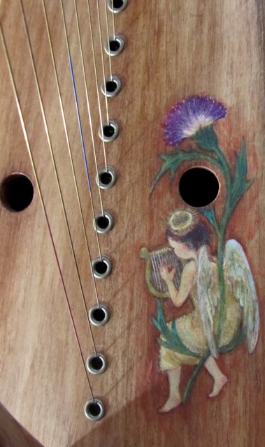 アザミと天使が描かれたハープ