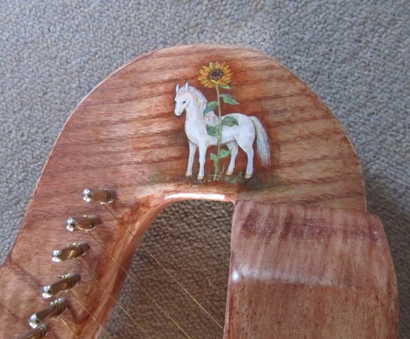 白い馬と向日葵が描かれたハープ
