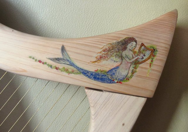 ハープを弾く人魚が描かれたハープ