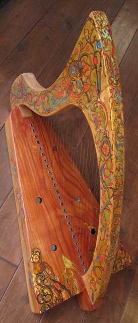 ケルト装飾がされたハープ