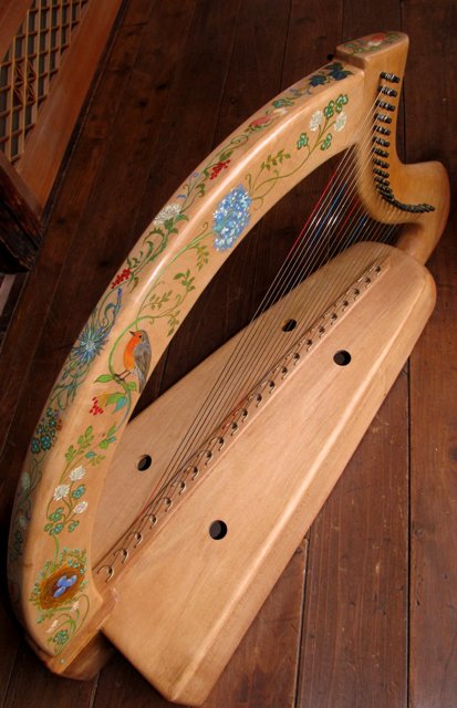 ロビンと花の装飾ハープ