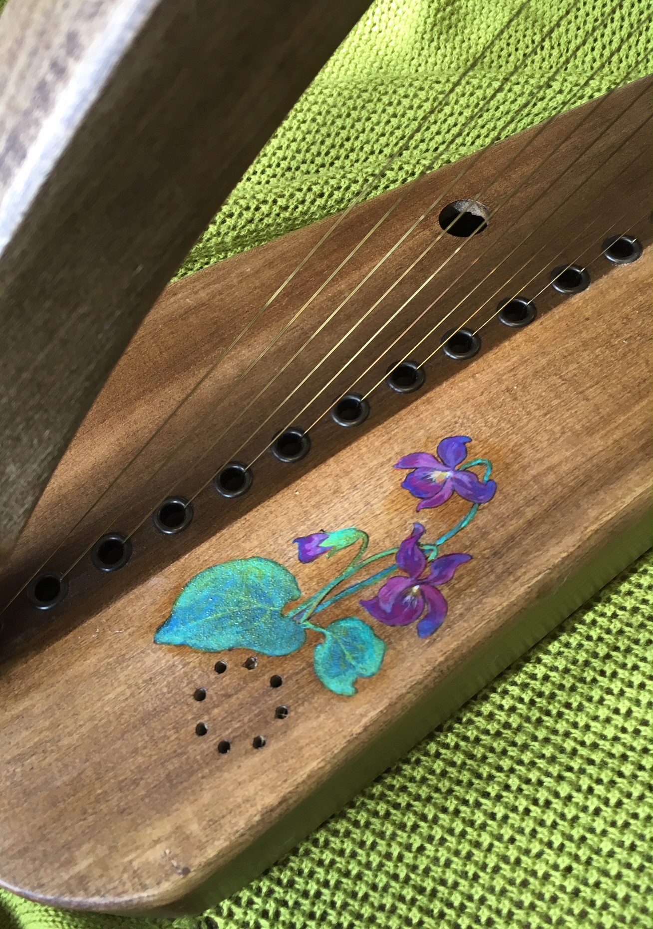 菫が描かれたハープ