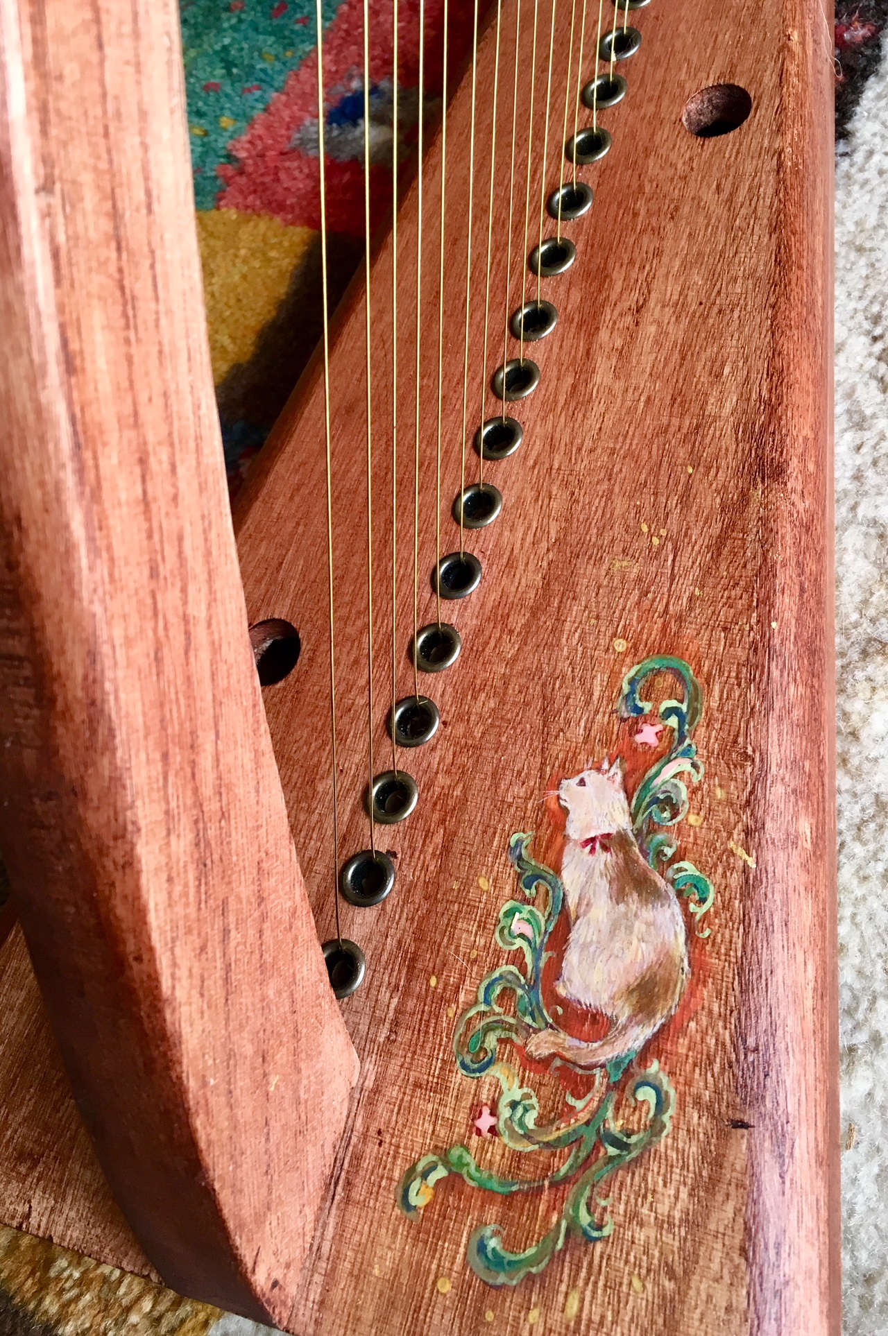 猫と唐草文様のハープ