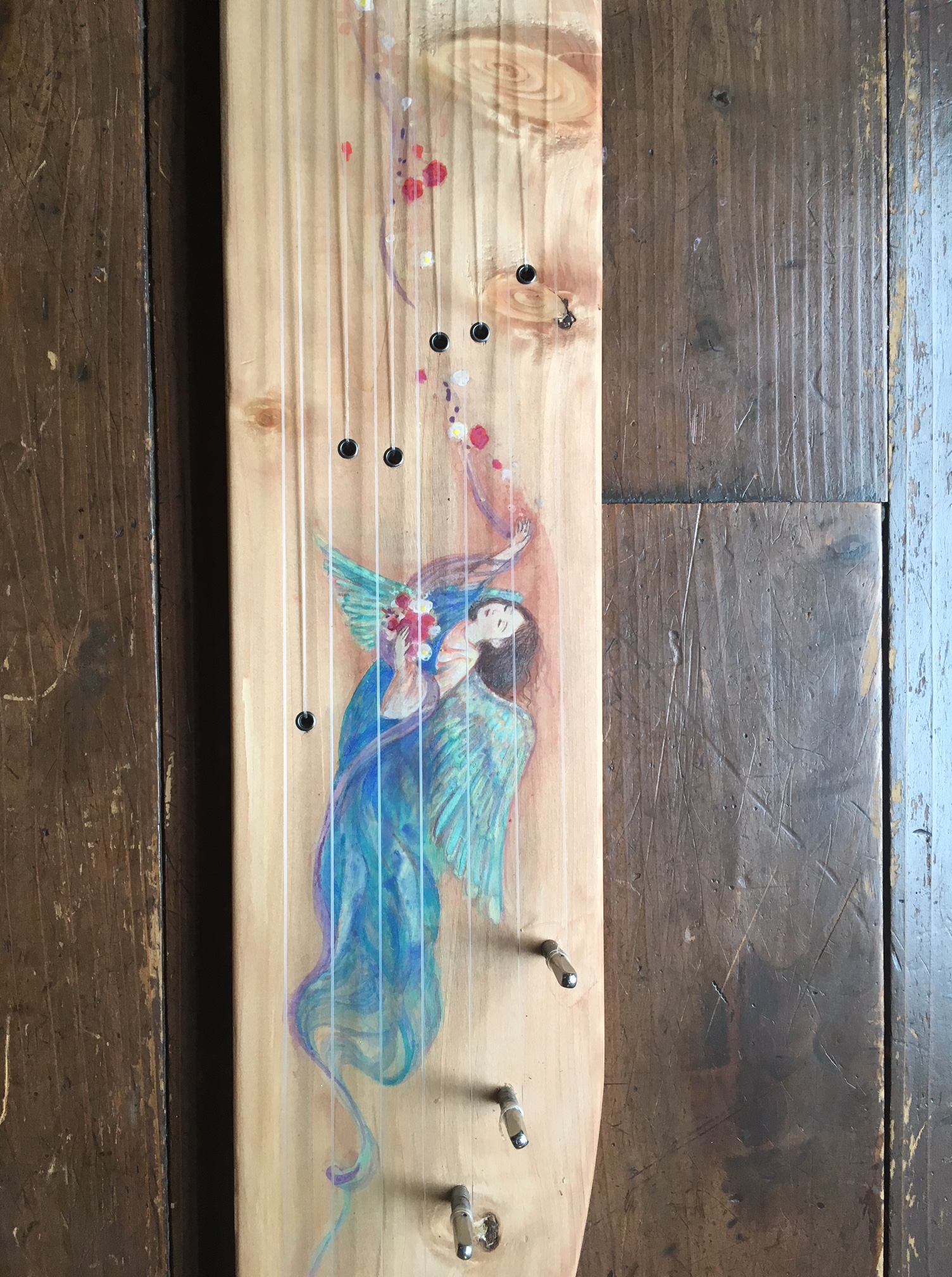 青い天女が描かれた琴