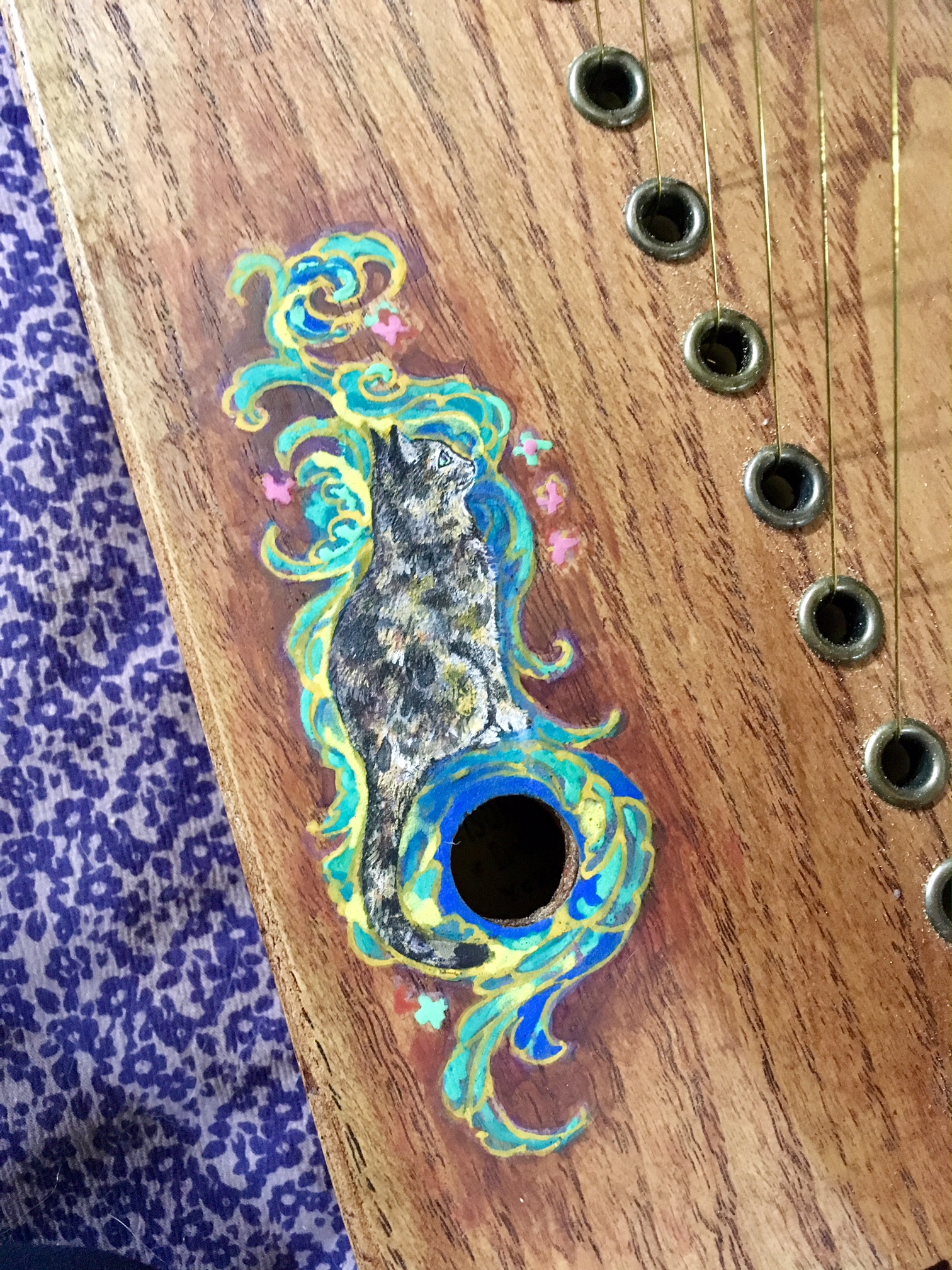 猫と唐草文様が描かれたハープ