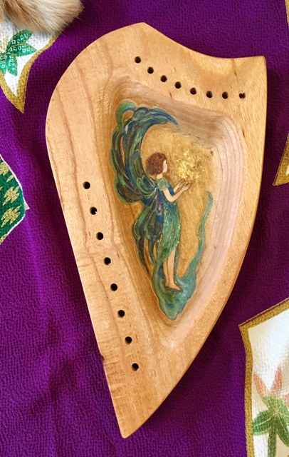 青い天使が描かれたハープ