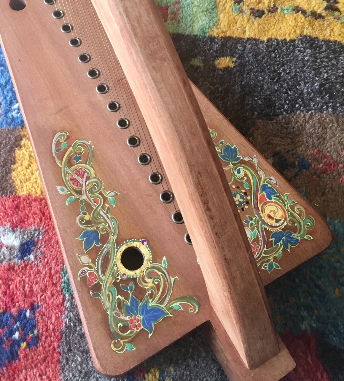 唐草文様 ケルト装飾のハープ