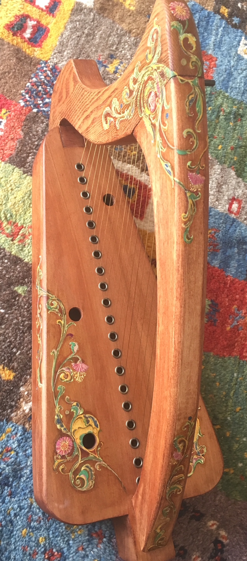 エレガントな花文様が描かれたハープ