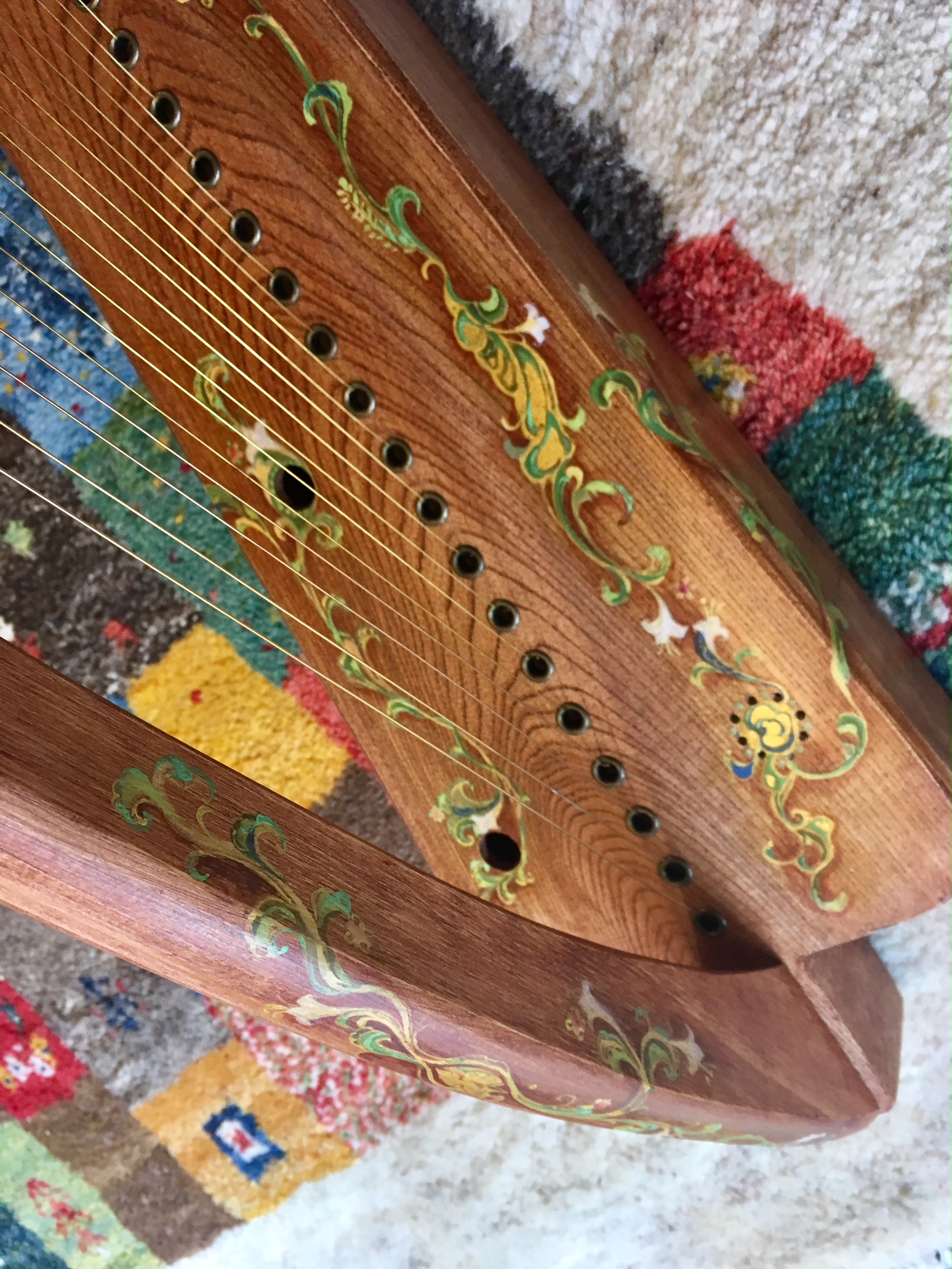 エレガントな花文様が施されたハープ