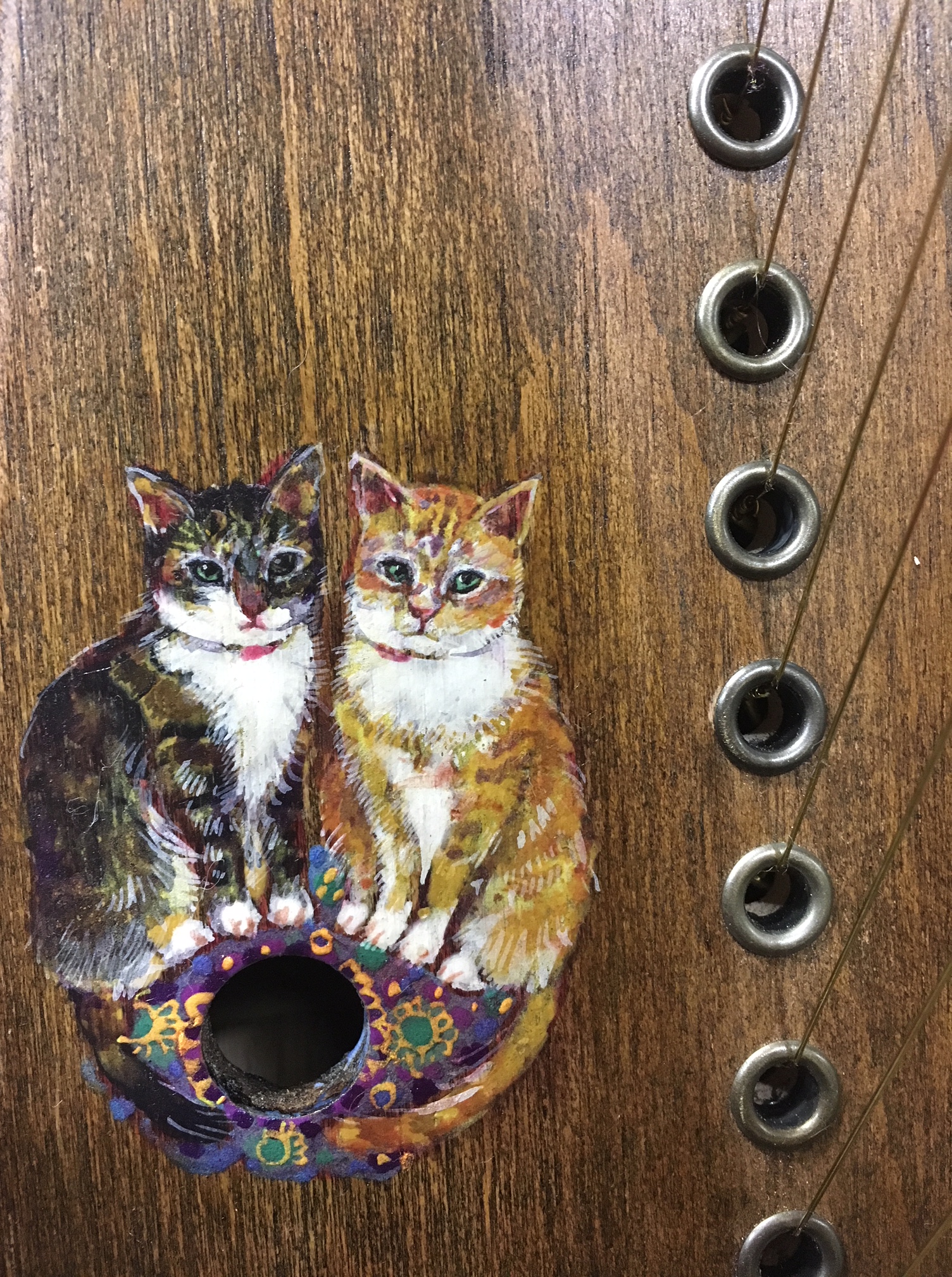 二匹の猫が描かれたハープ