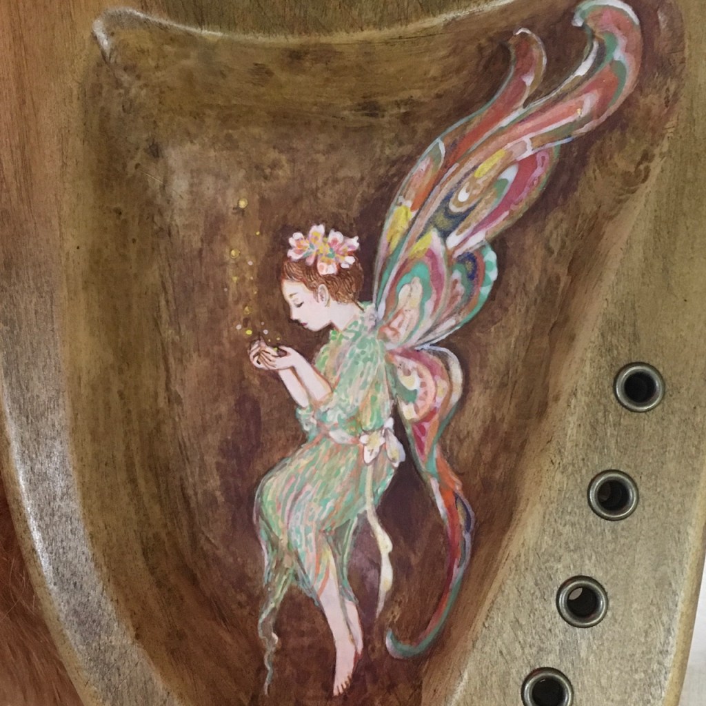 楽器に描いた妖精