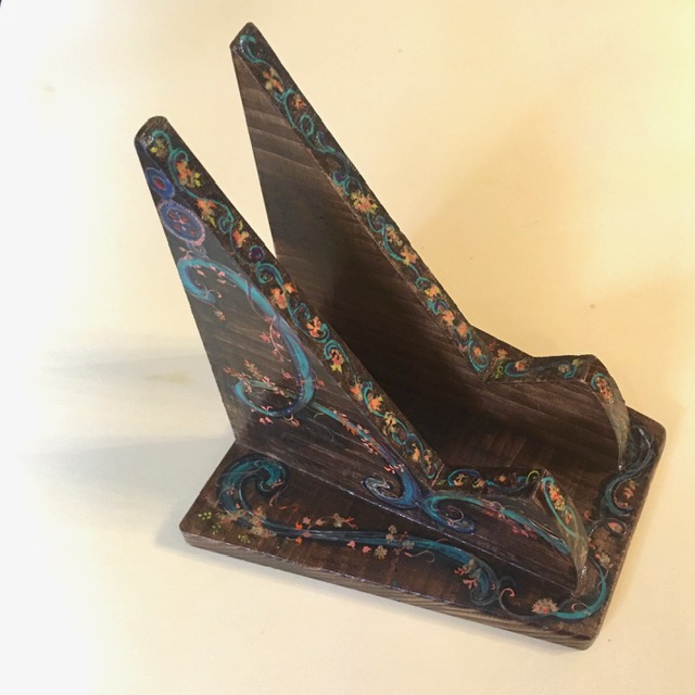 ハープの装飾付き台