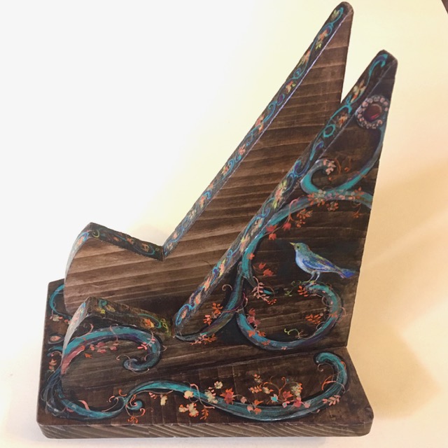 ハープの装飾付き台