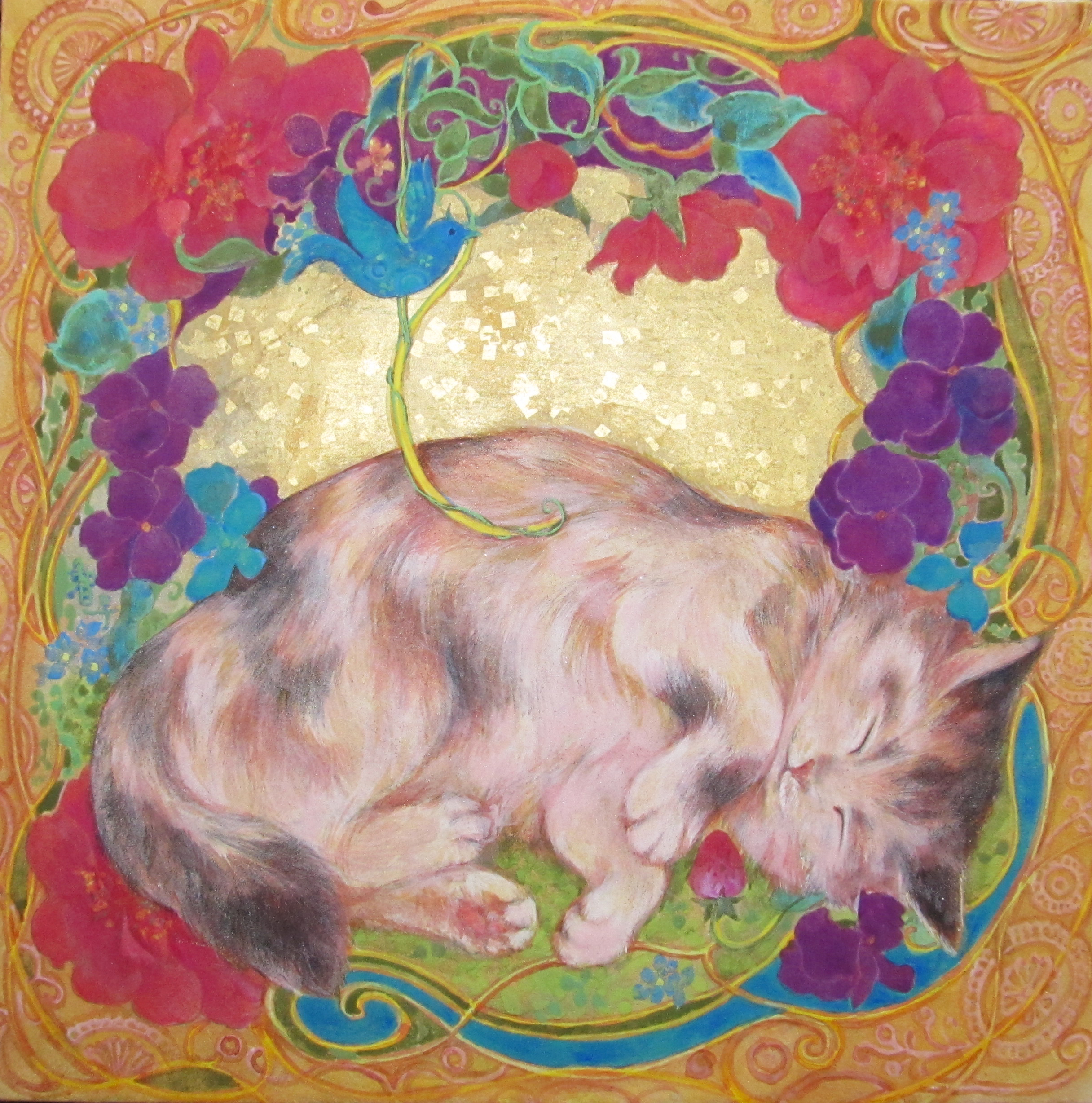 ぐっすり眠る子猫を描いた日本画　明るい花々が取り囲む