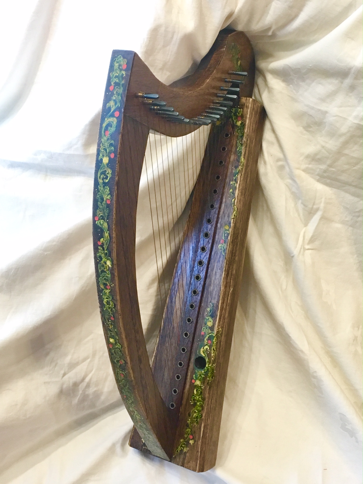 唐草文様のハープ