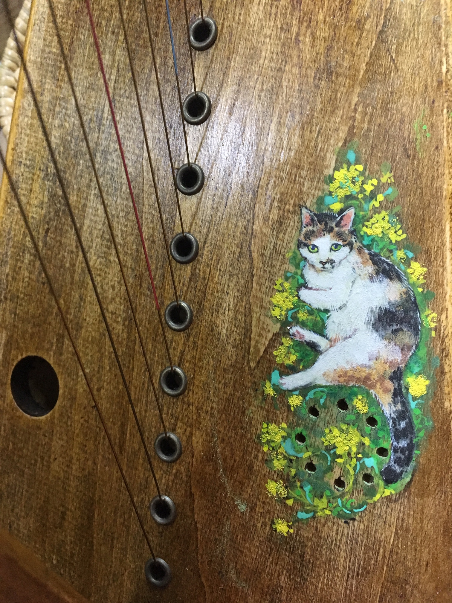 三毛猫が描かれたハープ