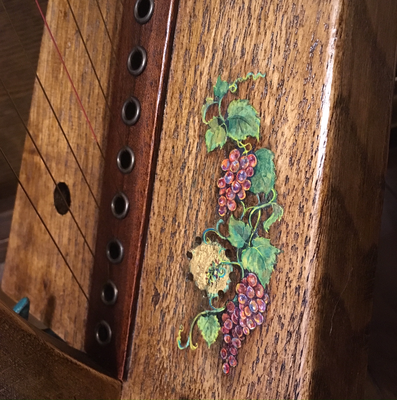 葡萄の絵付けがされたハープ