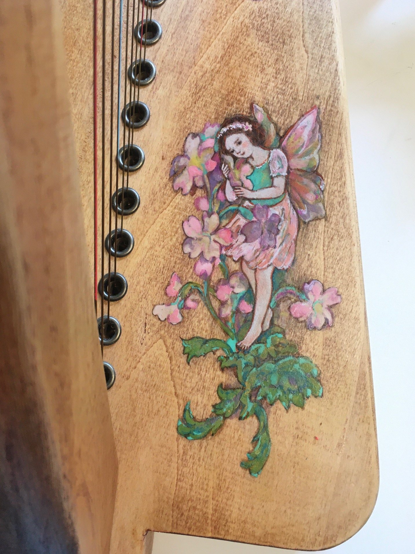 桜草と妖精が描かれたハープ