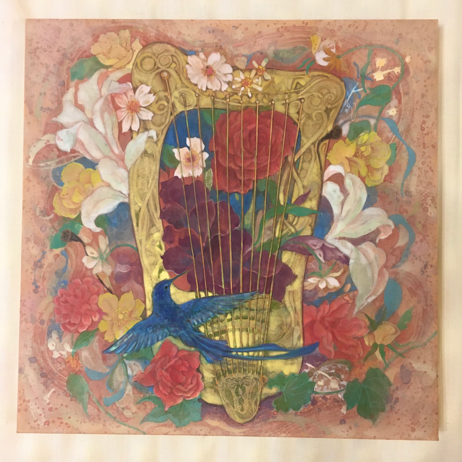 花に囲まれた金の琴と、青い鳥が描かれた日本画