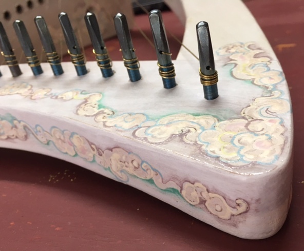 白い雲文様の装飾ハープ