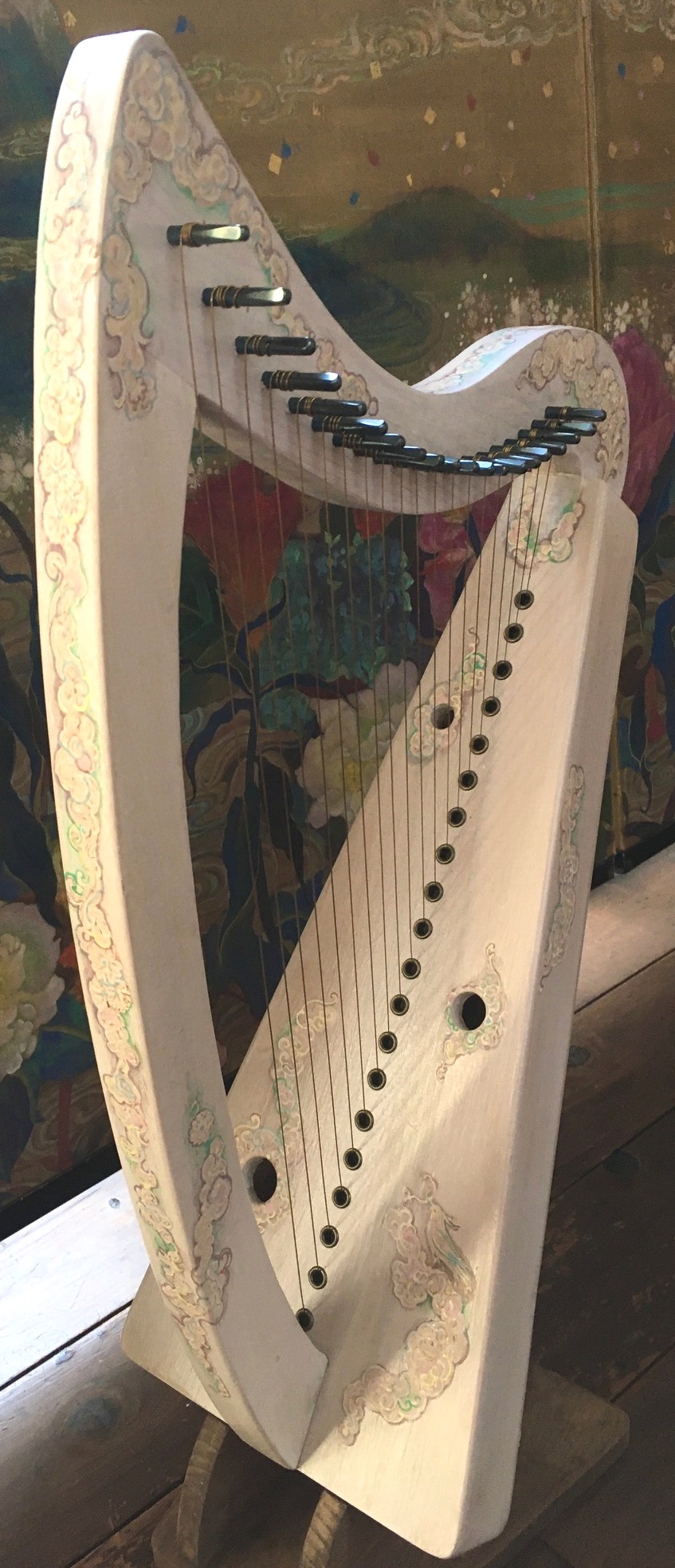 白い雲文様の装飾ハープ