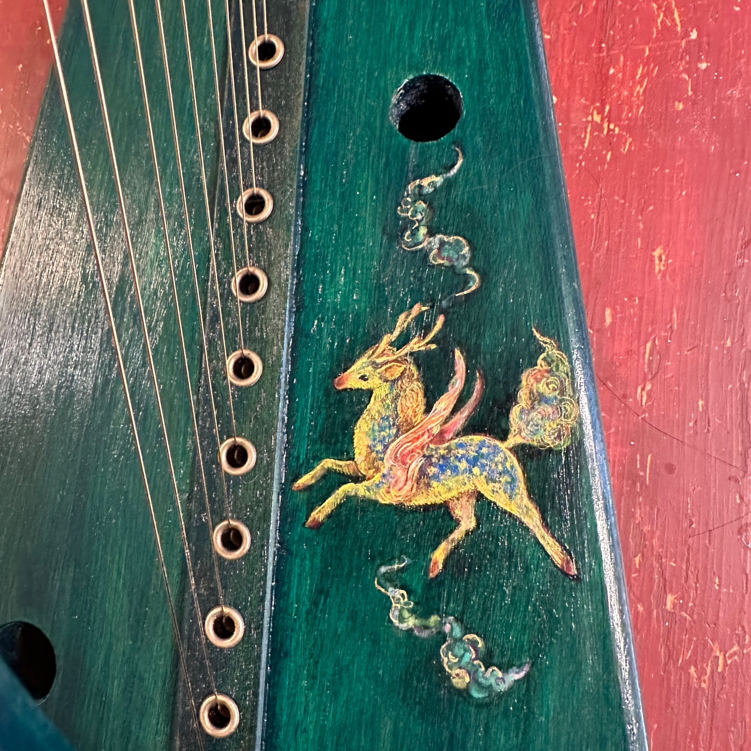 深緑のハープに麒麟の絵付け