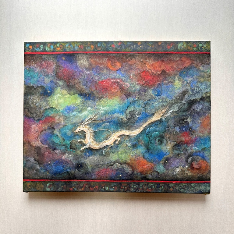 雲の中の龍　雲の中を泳ぐ小さな龍を描いた幻想的な日本画