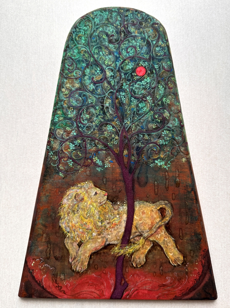 おいかけっこ　板に描かれた日本画　金のライオンが木の下で遊ぶ