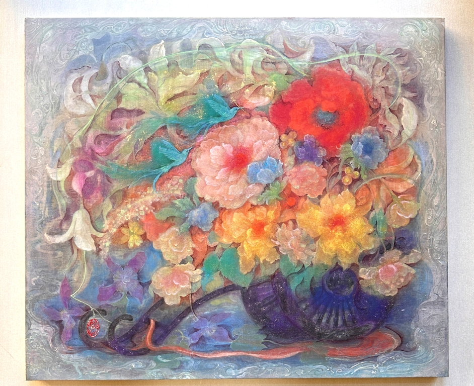 花車と二羽の青い鳥を描いた日本画。透明感ある花の表現