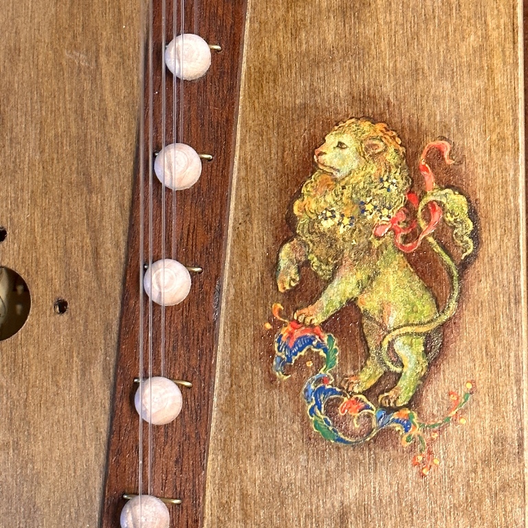 小さなライオンが描かれたハープ