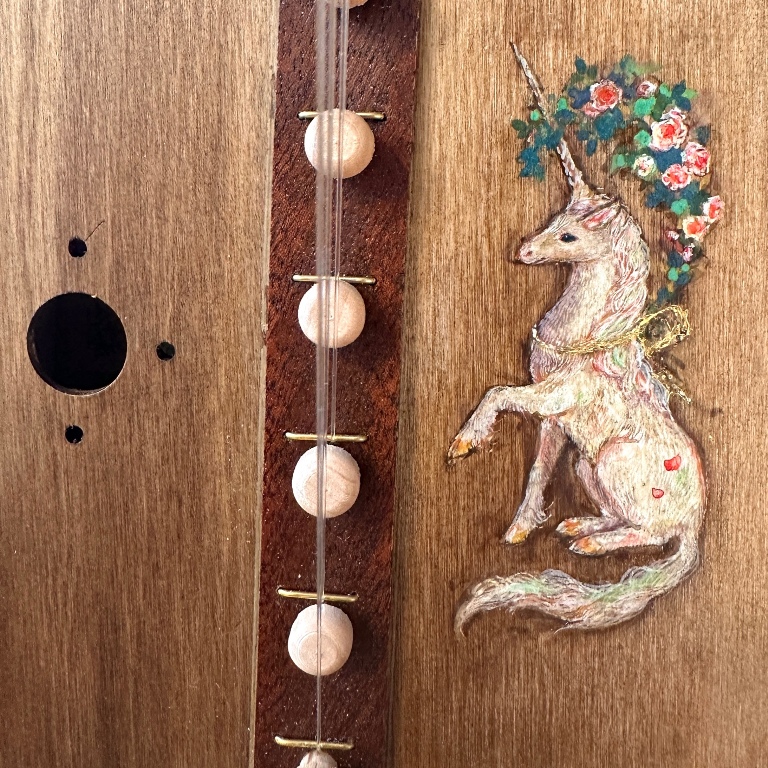 薔薇と一角獣が描かれたハープ