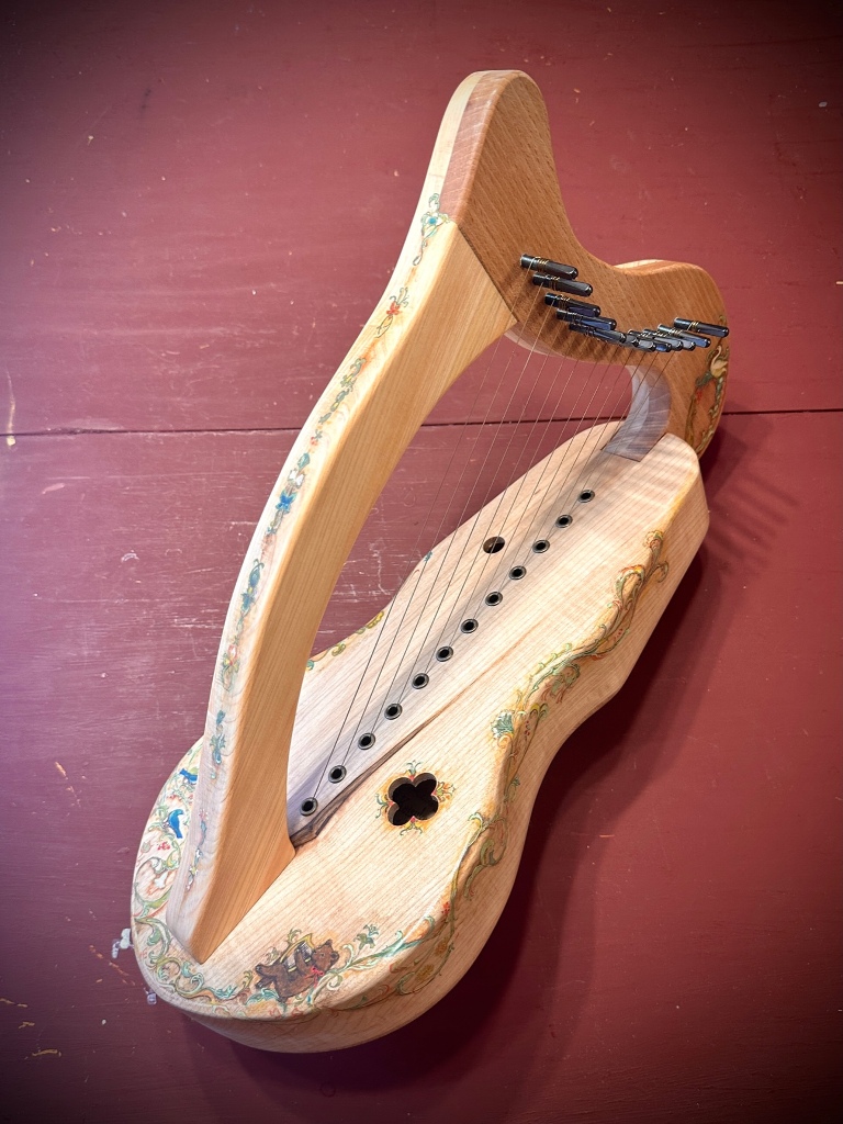 メルヘン装飾がされた小型ハープ