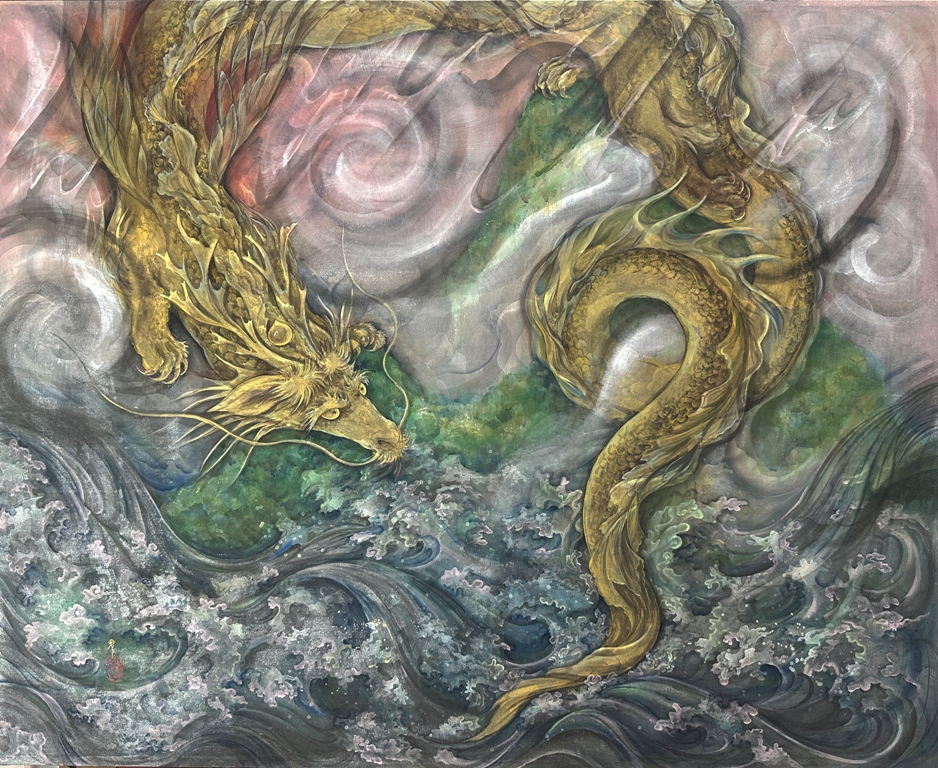 瑞　波しぶきと金の龍を描いた日本画　渦巻くような雲と迫力のある波の表現が印象的