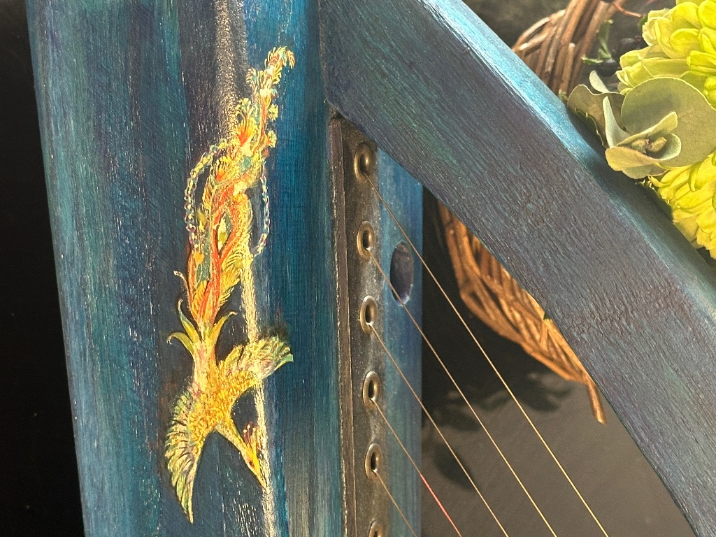 金の鳳凰が描かれたハープ