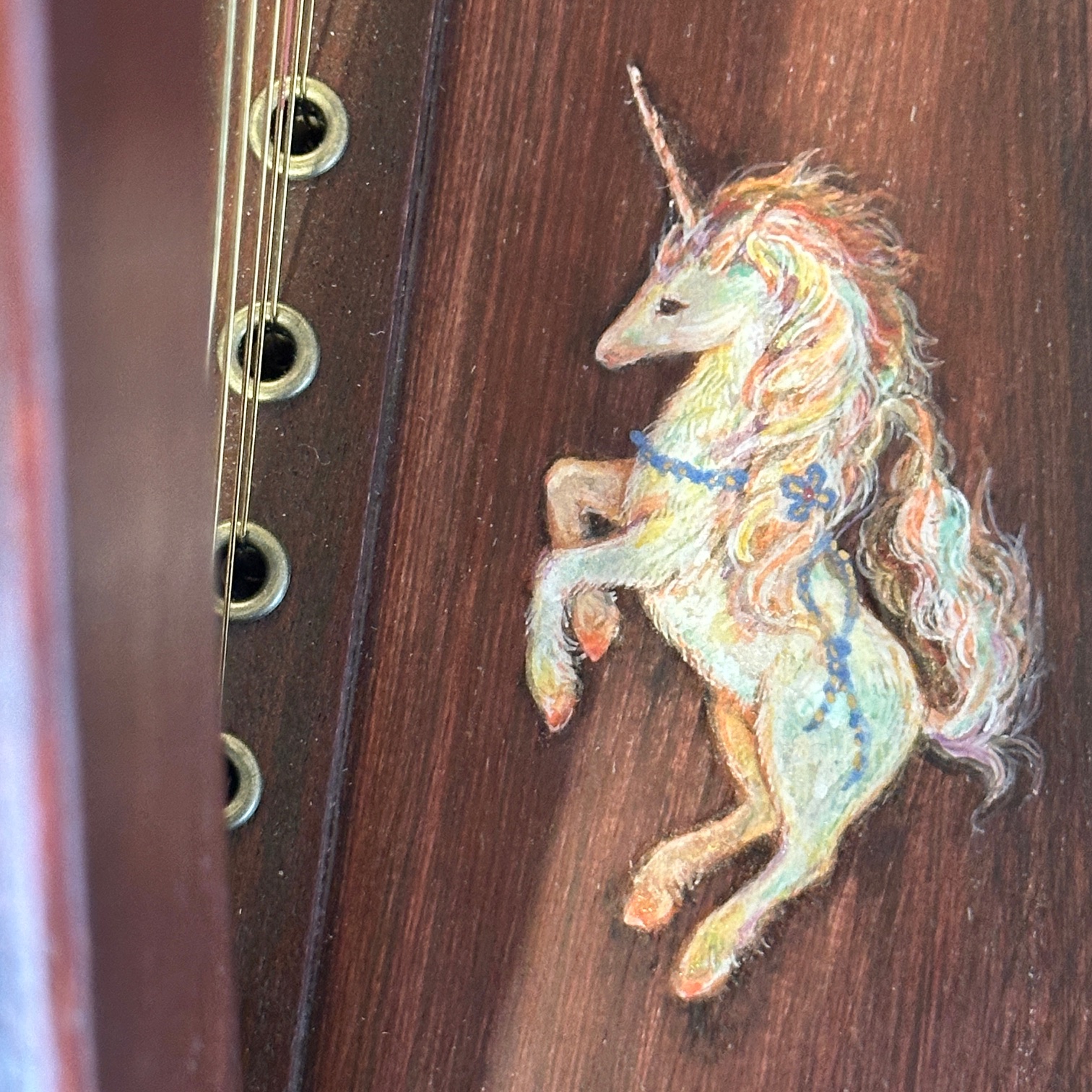 ユニコーンが描かれたハープ