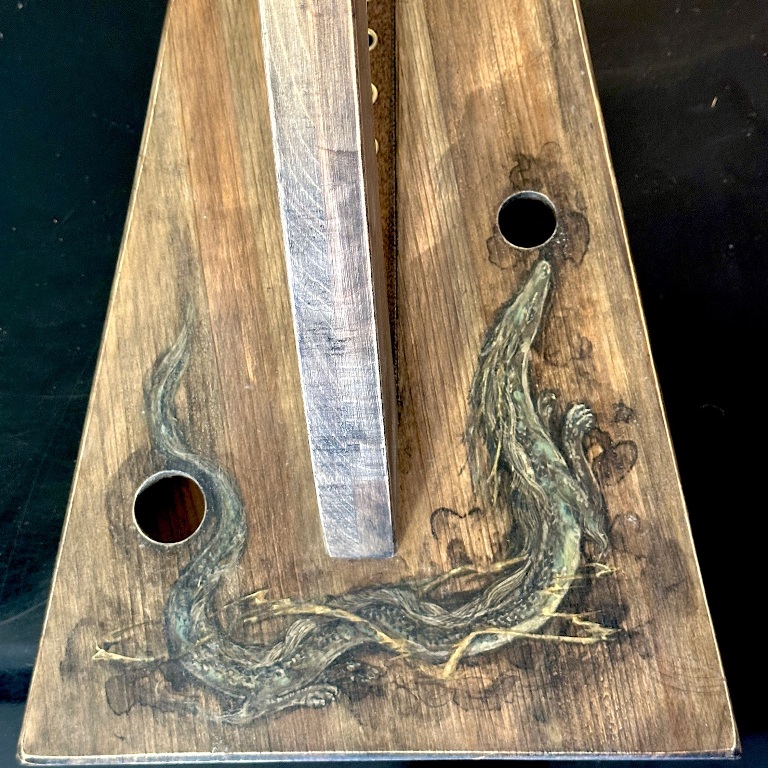 龍が描かれたハープ