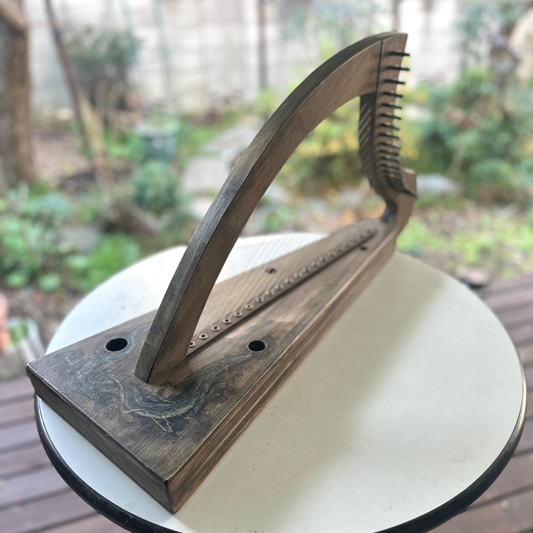 龍が描かれたハープ