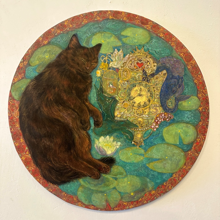 ゴロゴロ時計　円形の画面に描かれた楽しい世界　まどろむ茶黒の錆猫、金の時計、蓮が描かれた幻想的な日本画