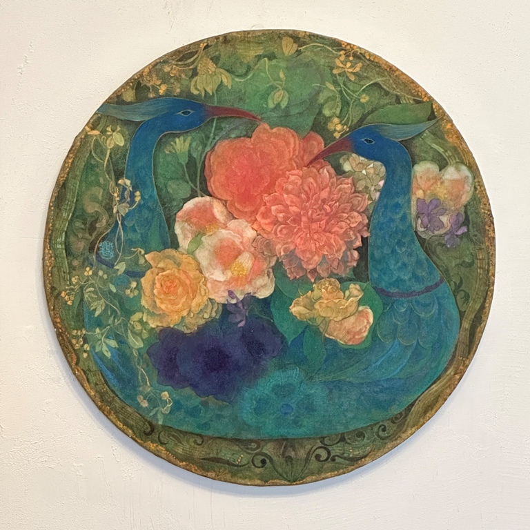 青孔雀　円形の画面に描かれた対の青い孔雀　幻想的な日本画