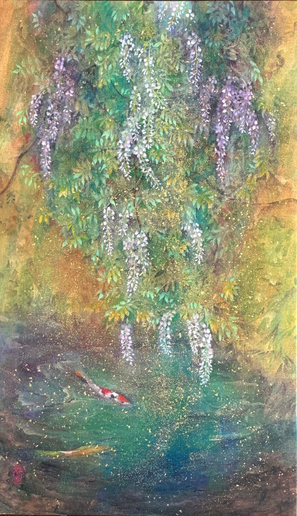 繫みみに　山藤と鯉が泳ぐ池が金地に描かれた幻想的な日本画