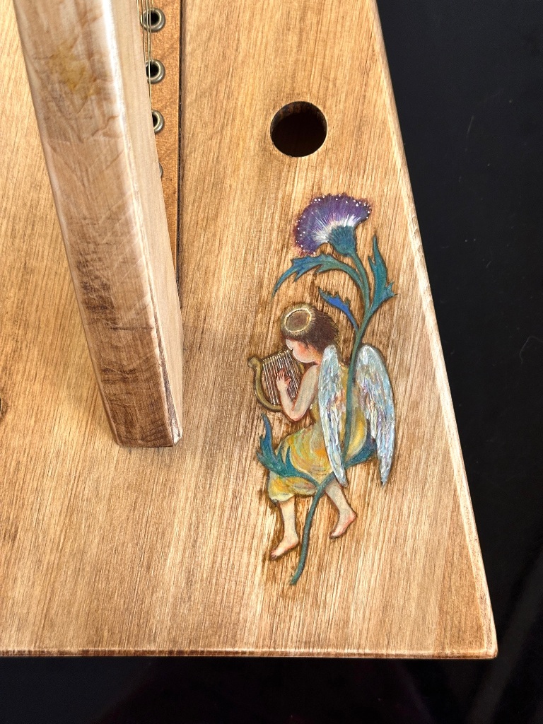 ハープを弾く天使が描かれたハープ