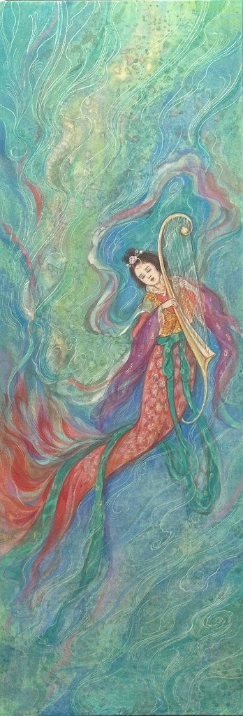 箜篌を奏でる天女が揺蕩う幻想的な日本画　縦長の構図と淡い水の色