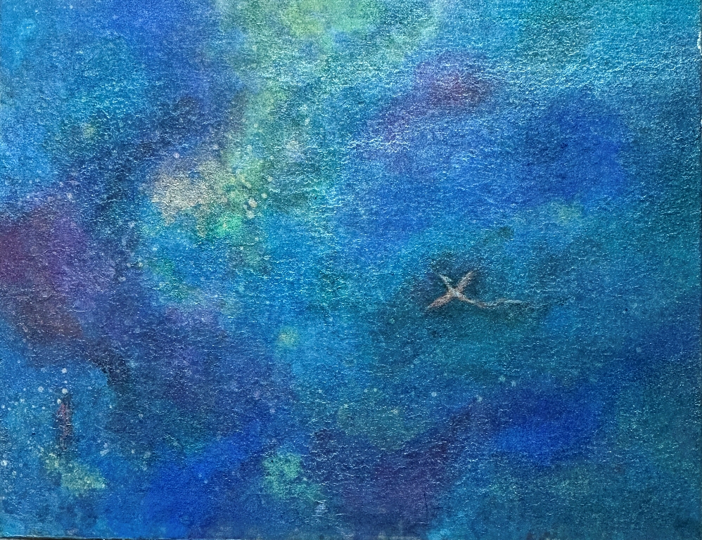 星の間　宇宙空間を漂う小さな鳳凰を描いた日本画。さまざまな群青、緑青の重なりがきらめく幻想世界。