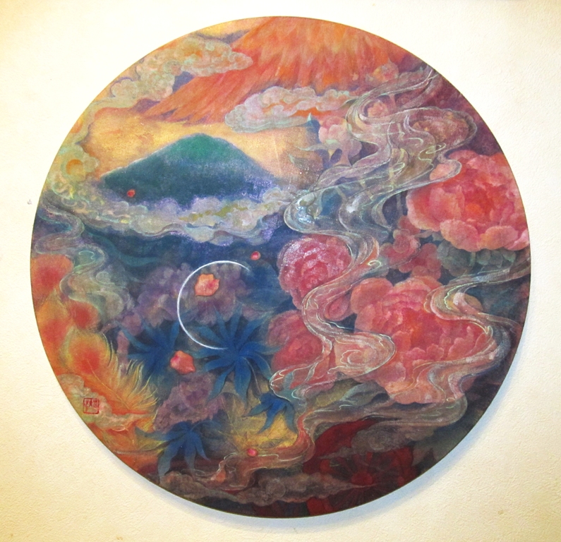 円形キャンバスに描かれた日本画　象徴的な風景を映し出す