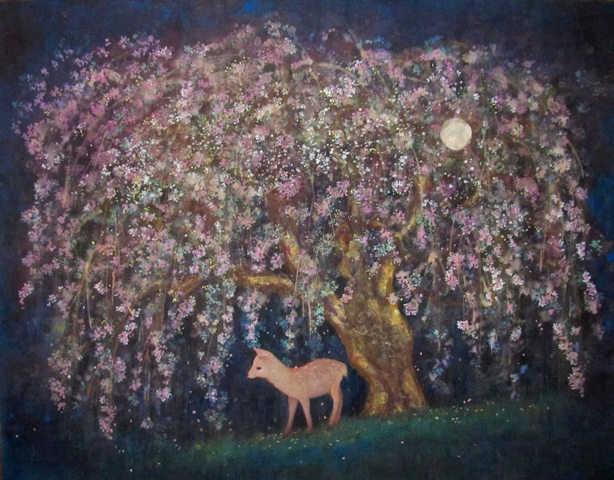 花灯り　満開の枝垂れ夜桜と小鹿が月に照らされている。抒情的な日本画