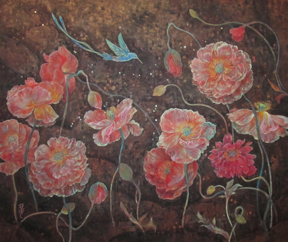 罌粟の花々とハチドリが描かれた日本画　紫金色の画面に透明感ある花びらが印象的