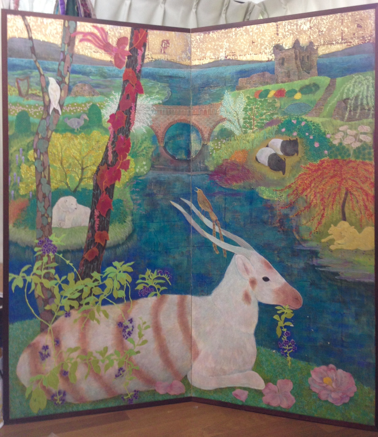 城の庭　二曲一隻屏風　スコットランドの湖、古城、動物たちを描いた日本画　楽園を感じさせる