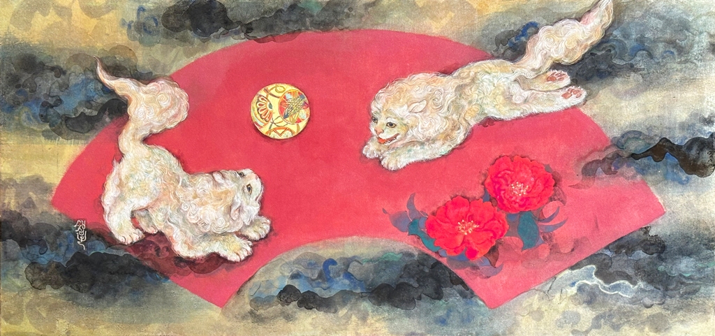 楽し獅子　白い二頭の獅子が金のまりで遊ぶ　扇面型に描かれた現代的な日本画