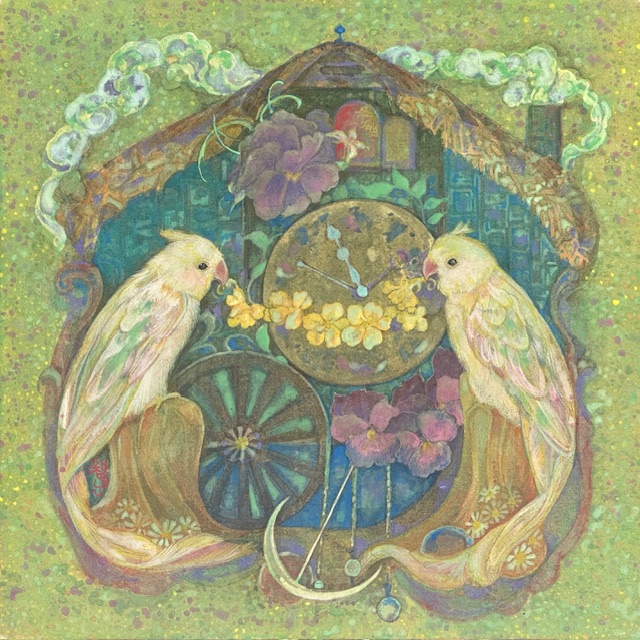 小鳥花時計　二羽のオカメインコと掛け時計　若葉色の画面に描かれたファンタジックな日本画